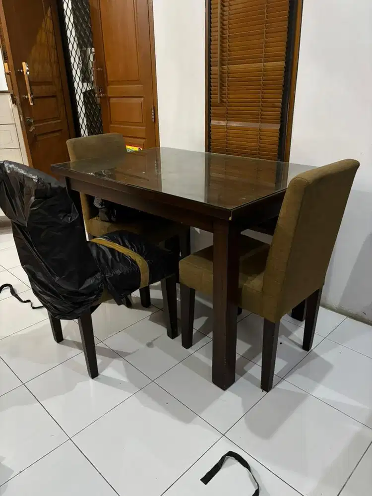 Meja makan minimalis 4 kursi