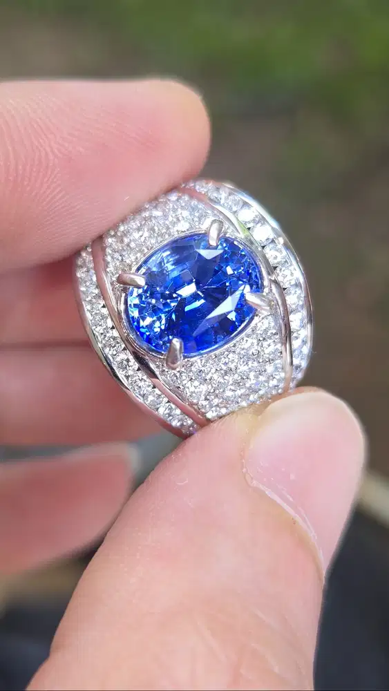 Natural Blue Saphire 5.6 carats