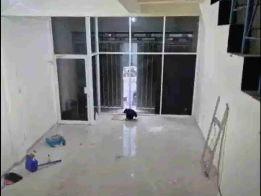 Sewa Ruko Klampis. Cocok untuk kantor, gudang, travel agent . Hadap Lapangan.