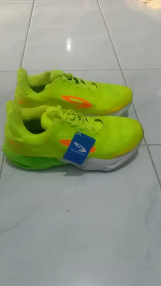 Sepatu olahraga