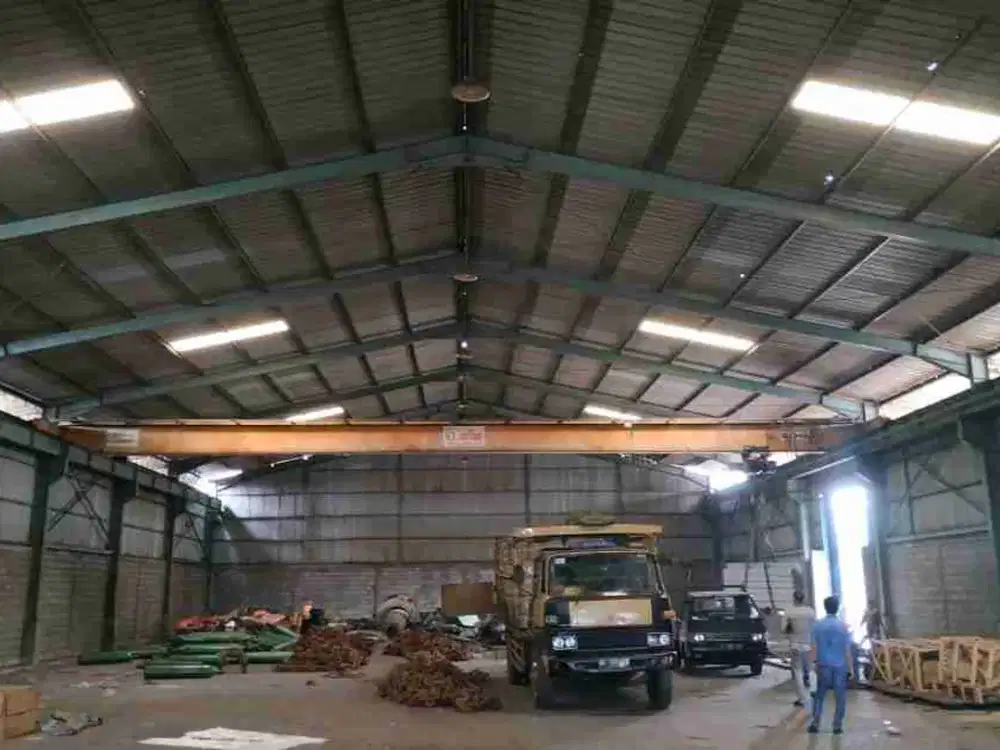 Dijual dan disewakan. Gudang Margomulyo, lokasi strategis.