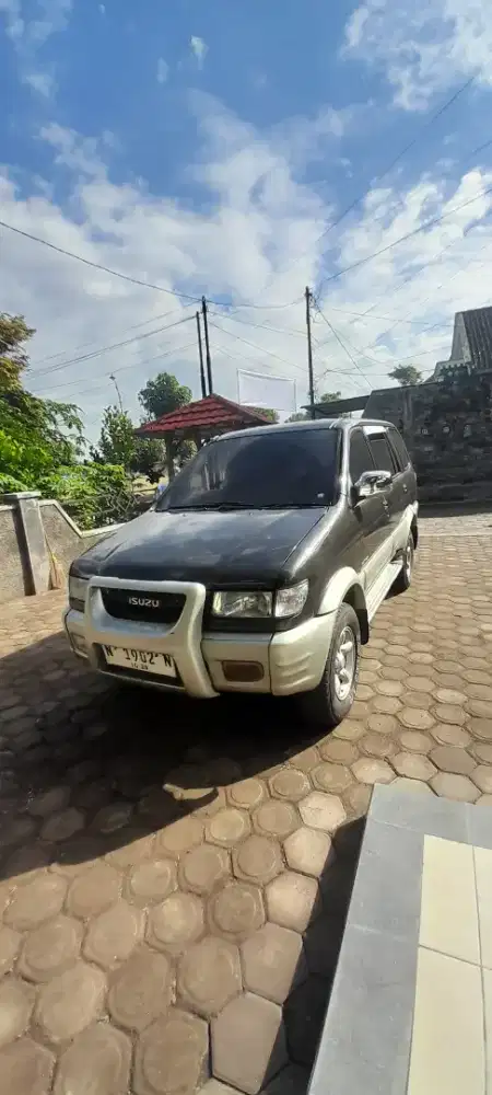 Isuzu Panther Touring 2001