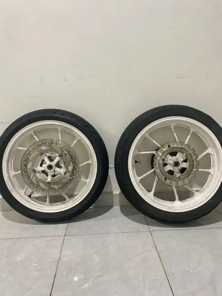 Velg set Yamaha R15 V3 Cocok untuk keluarga yamaha