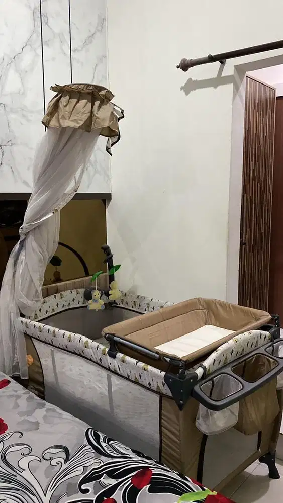 Tempat tidur bayi