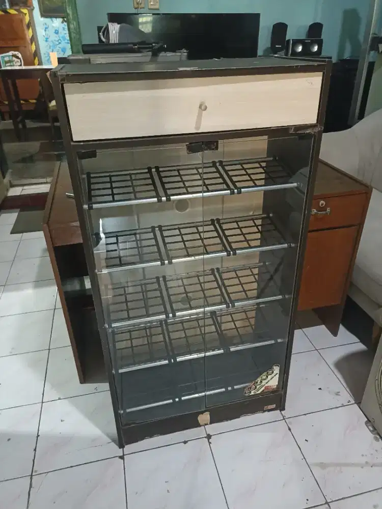 rak sepatu bekas