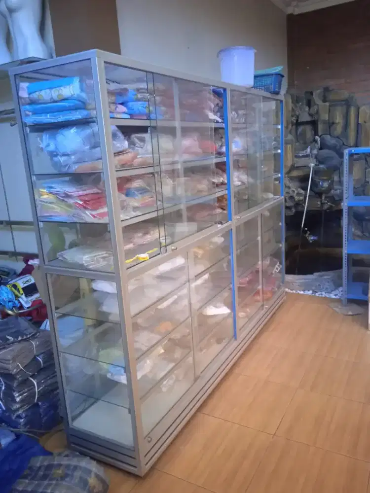 etalase bekas berkualitas tinggi 2m panjang 2.5 m besar