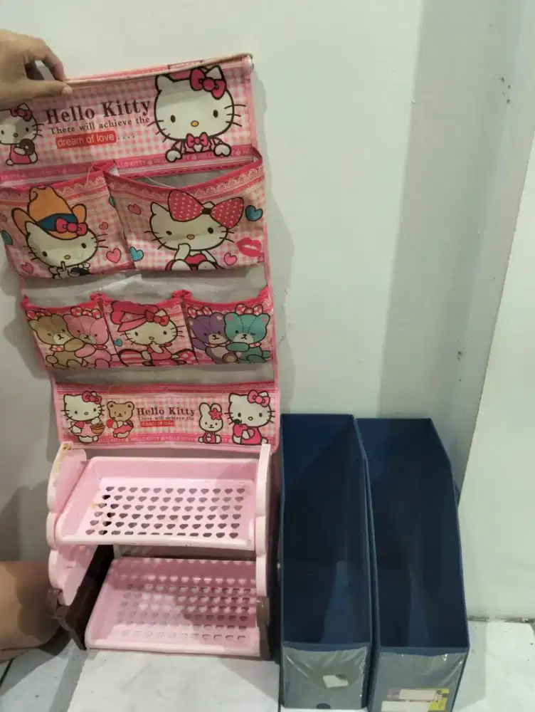 Organizer untuk buku dan peralatan lainnnya