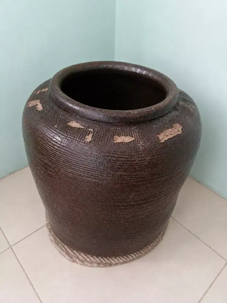 Guci Gentong Tajau Peninggalan Bahari