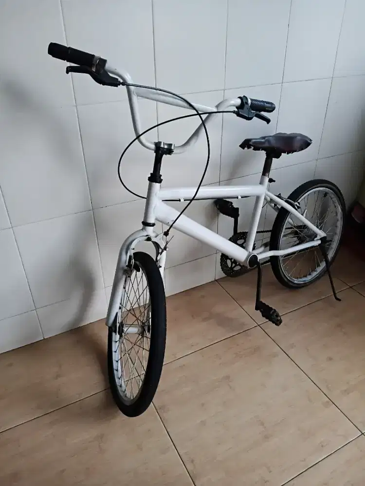 Sepeda BMX. Roda 20 inci.