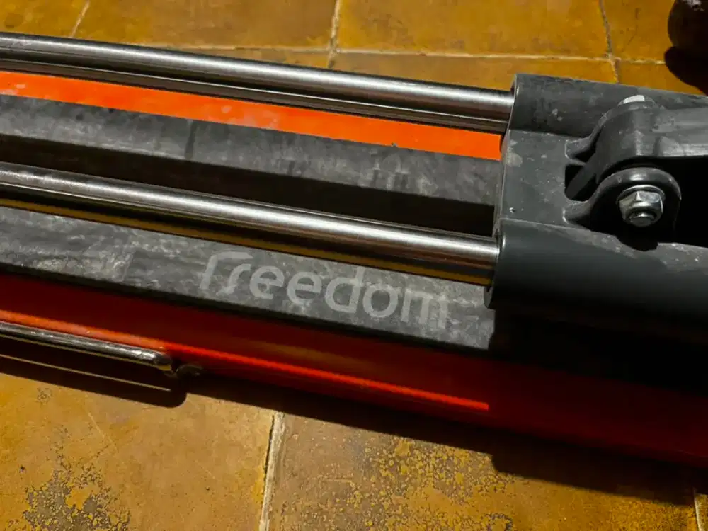 Tile cutter alat potong granit