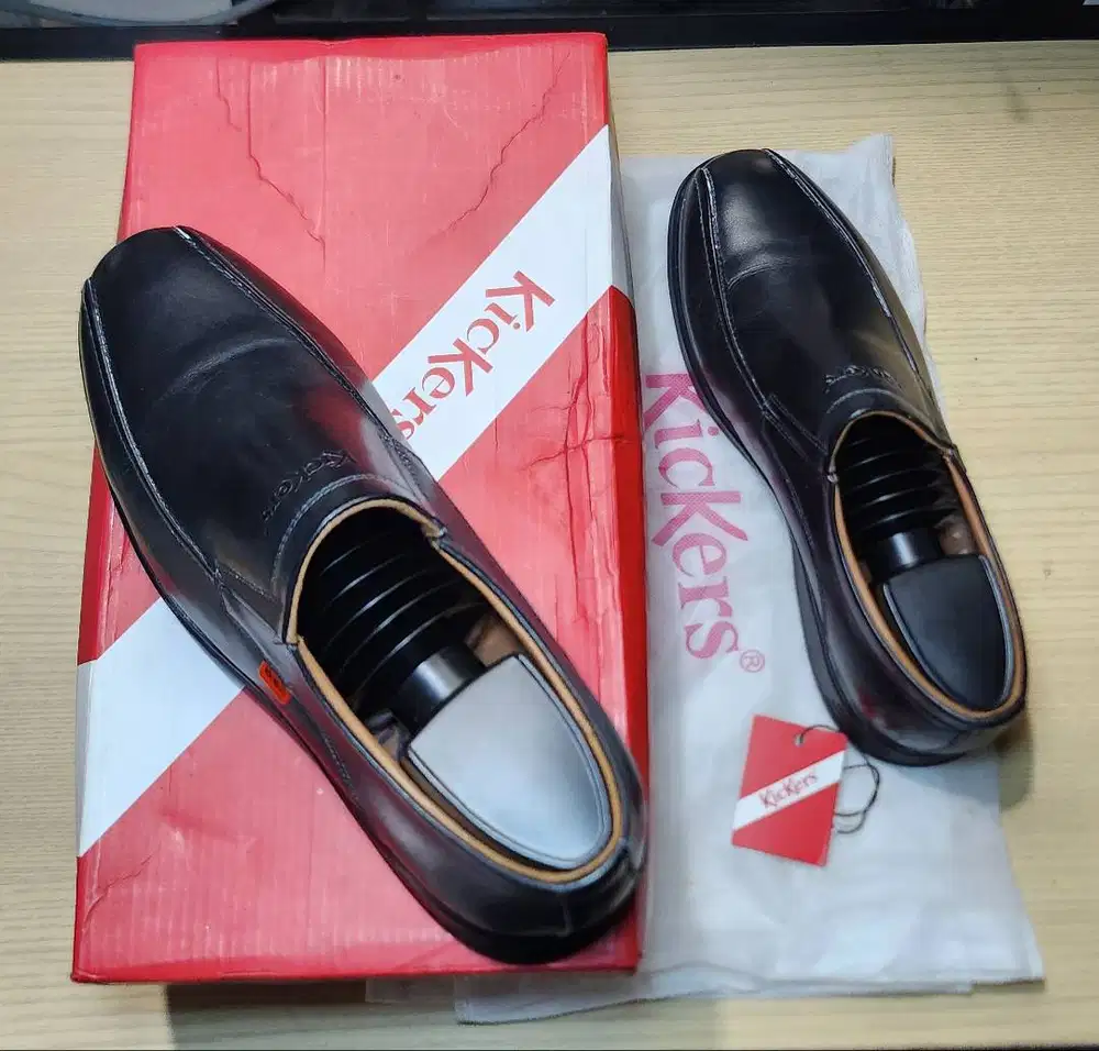 Dijual borongan sepatu branded original merek Kickers dan Adidas