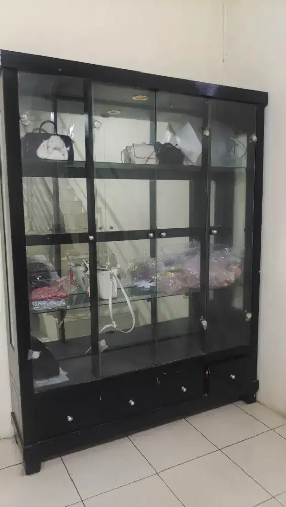 Lemari kaca tiga pintu