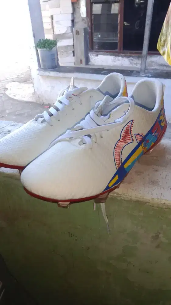 Sepatu bola ukuran 44