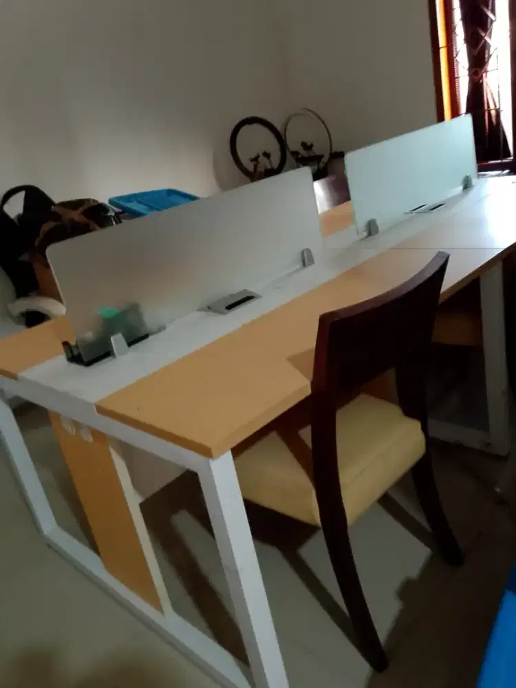 Meja Kantor Partisi Sekat 4