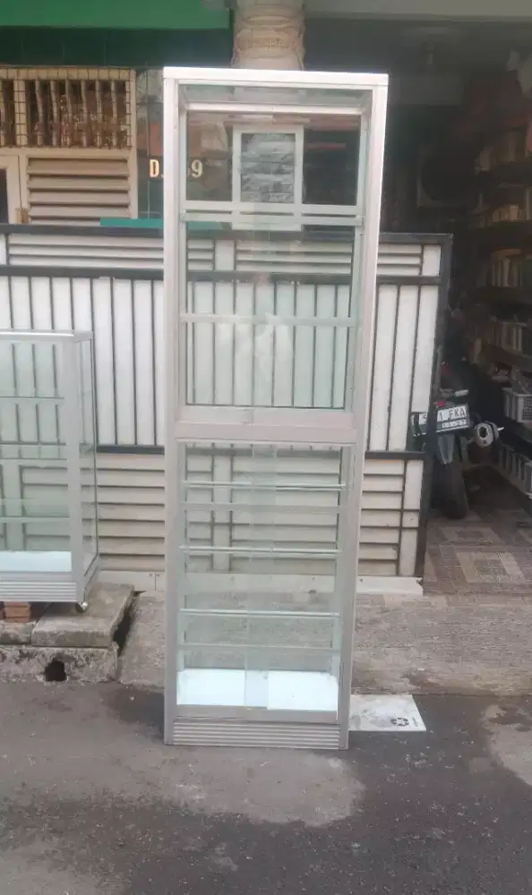 Etalase serbaguna tinggi
