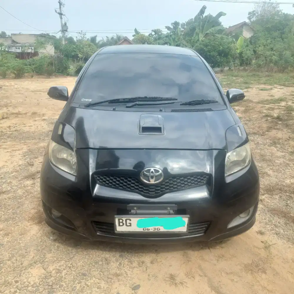 Toyota yaris bakpao E manual hitam