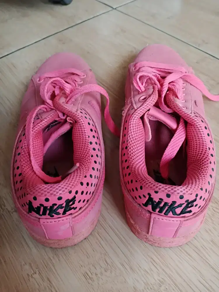 Sepatu olahraga merk Nike