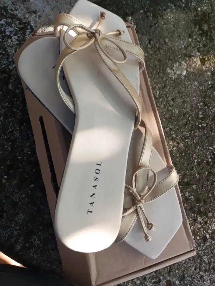 Sendal Tanasol wanita Pita gold preloved