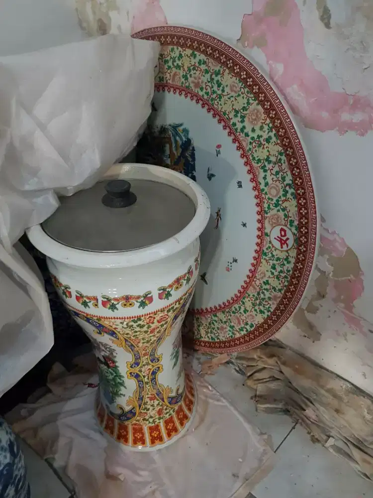 Meja bulat guci cina