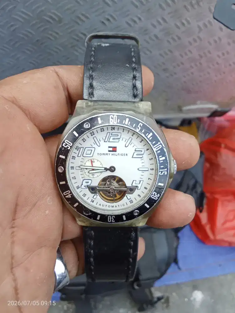 Jam Tommy Hilfiger otomatis antik
