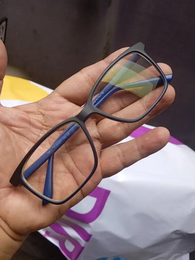 Kacamata baca merk Calvin Klein bahan plastik warna biru hitam