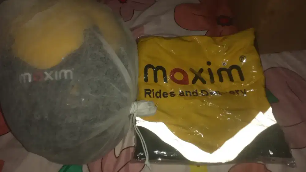 Helm dan jaket buat ojek