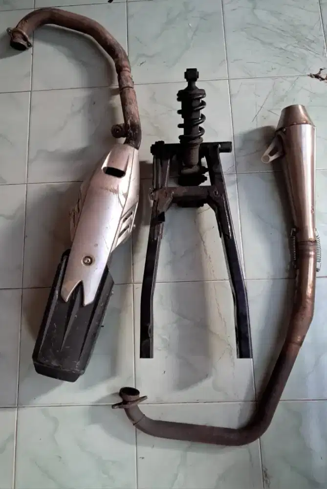 Knalpot dan swingarm Scropio