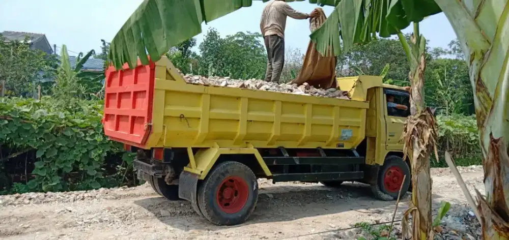 Pengurugan angkut puing tanah merah