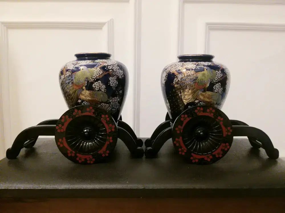 2 set pajangan guci