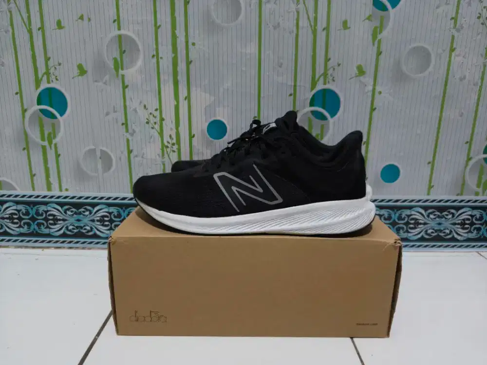 Sepatu Running New Balance M Drift V2