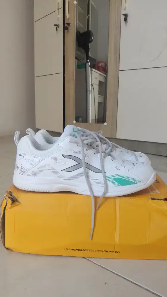 Sepatu badminton hundred razor