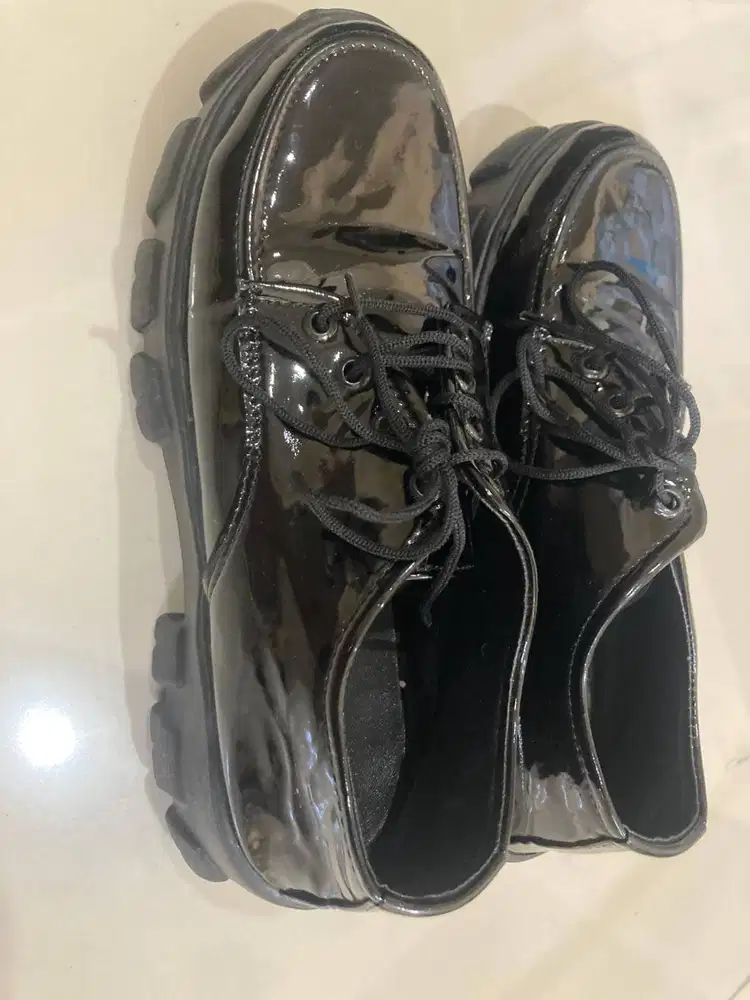 Dijual sepatu cewek hitam ukuran 37 .