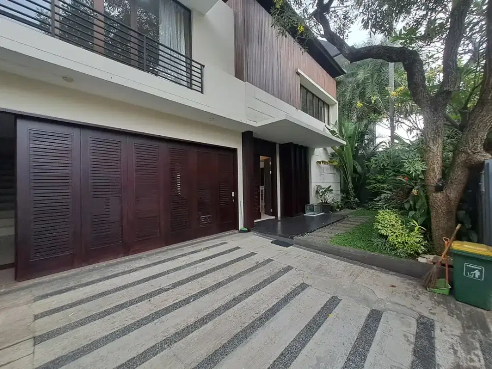Disewakan Rumah 4Br Luas 490 m2 Strategis Unit Tulodong Jakarta selatan