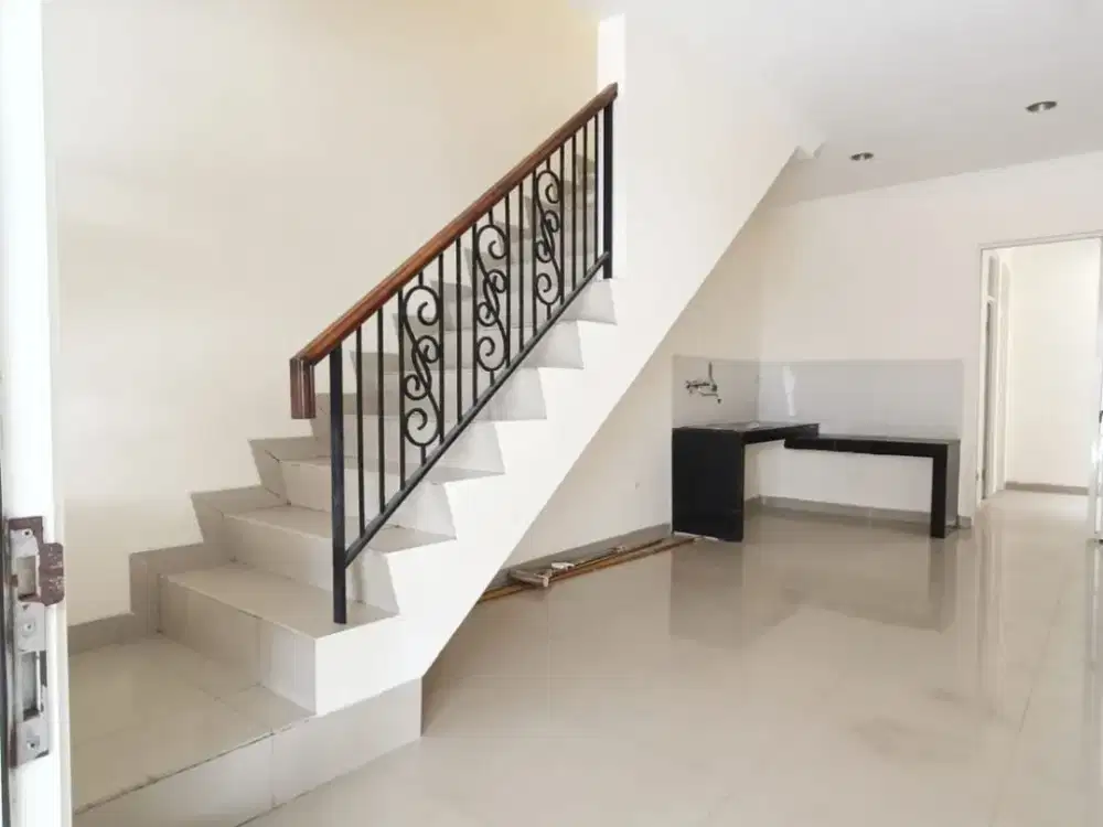 Disewakan Cepat Unit Langka Rumah Green lake City West Europe 4x15m, Siap Huni