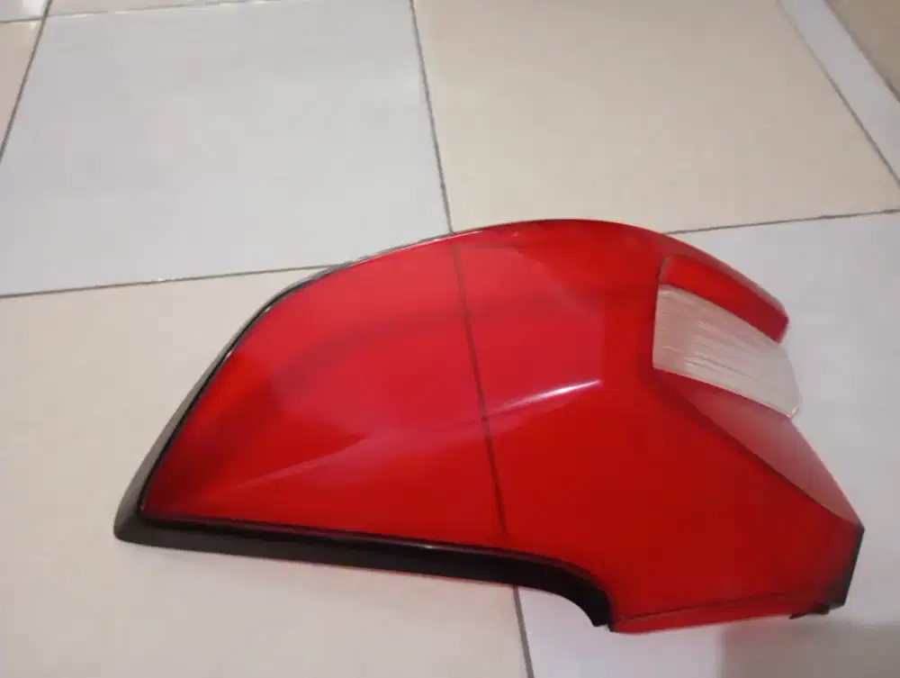 Mika Lampu Belakang Sebelah kanan XL7