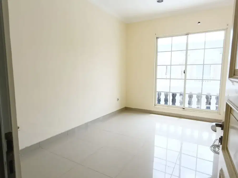 Disewakan Cepat Unit Langka Rumah Green lake City West Europe 4x15m, Siap Huni