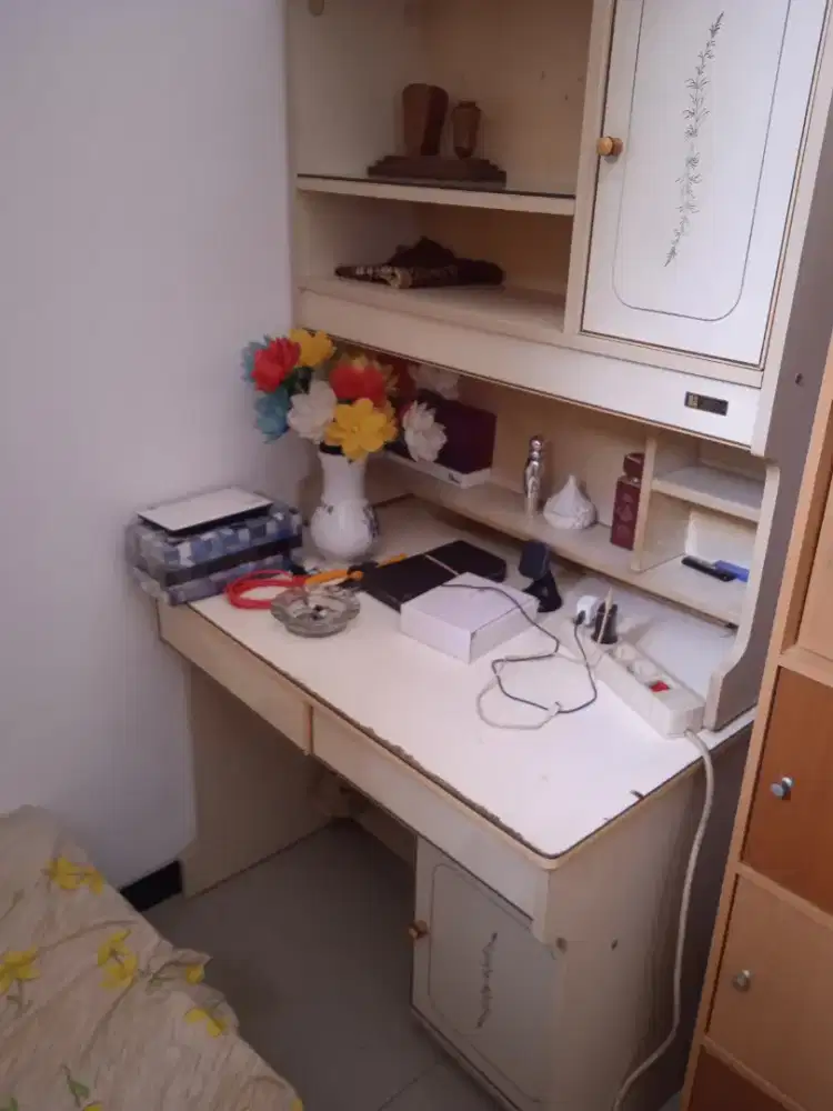 Meja belajar bekas