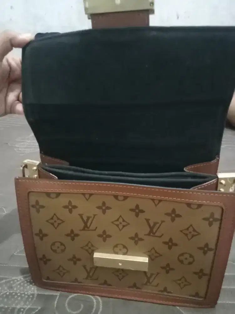 Tas merek Lv douphine