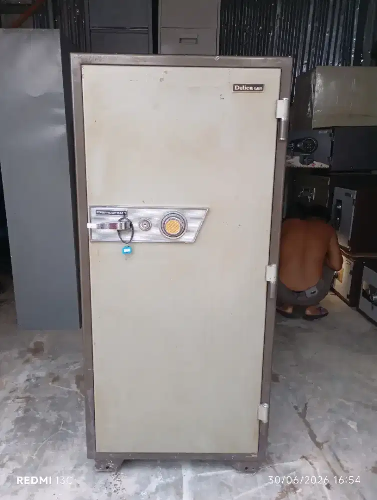 Brankas besi tahan api