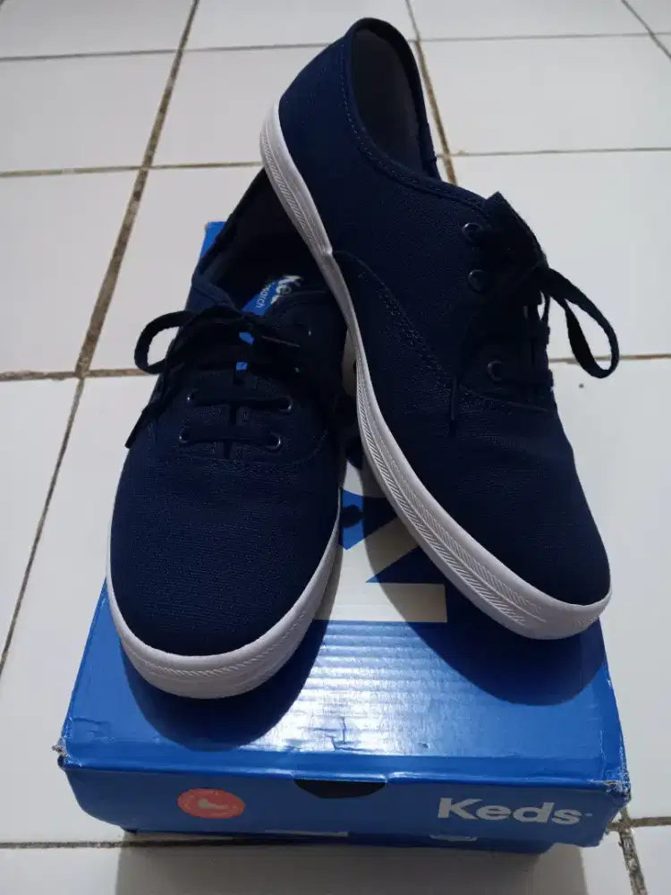 KEDS,38 biru tua,lengkap dengan dus