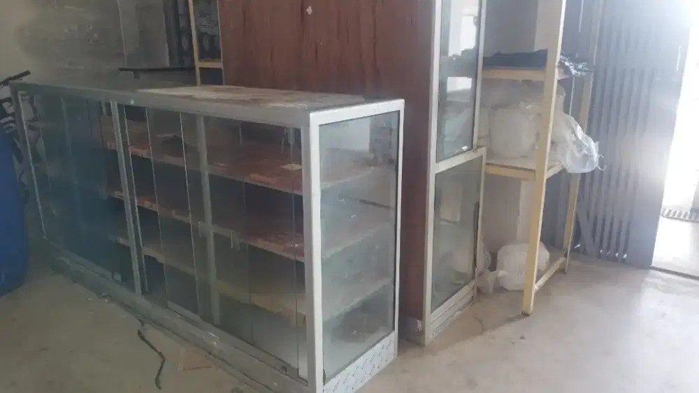 ETALASE TOKO BEKAS