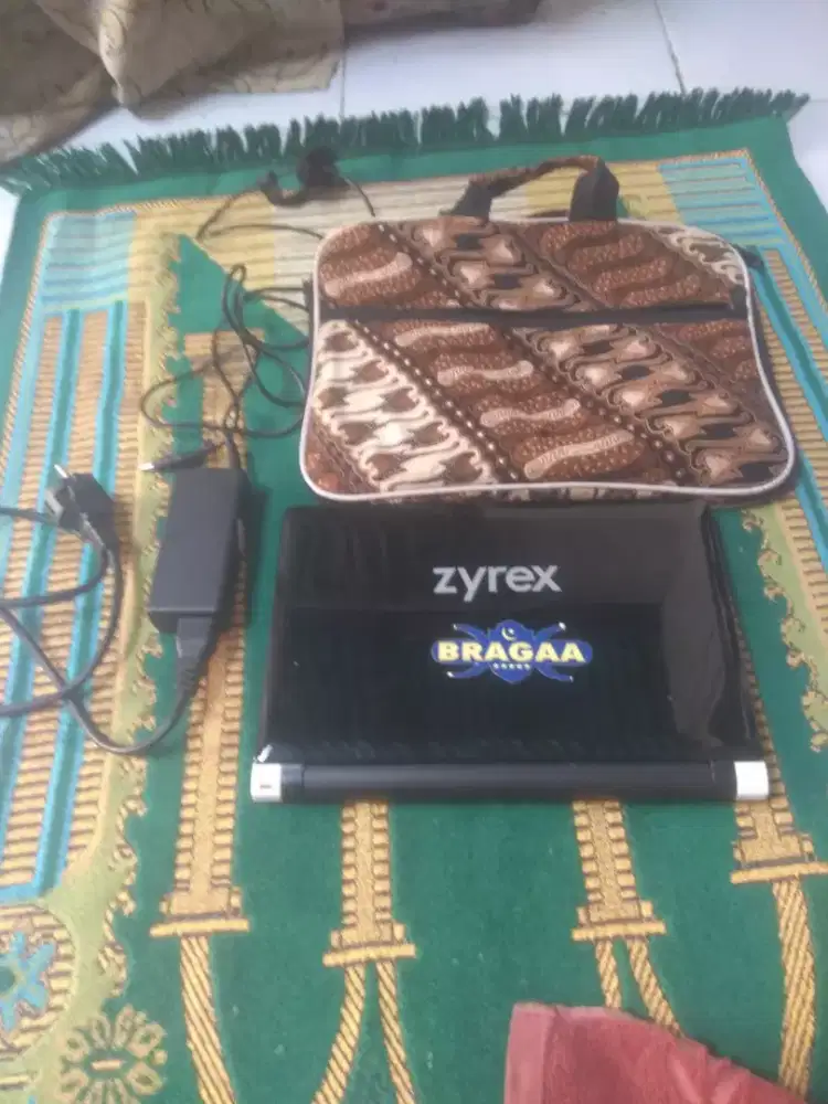 Jual notebook merek zyrex tipe M1115