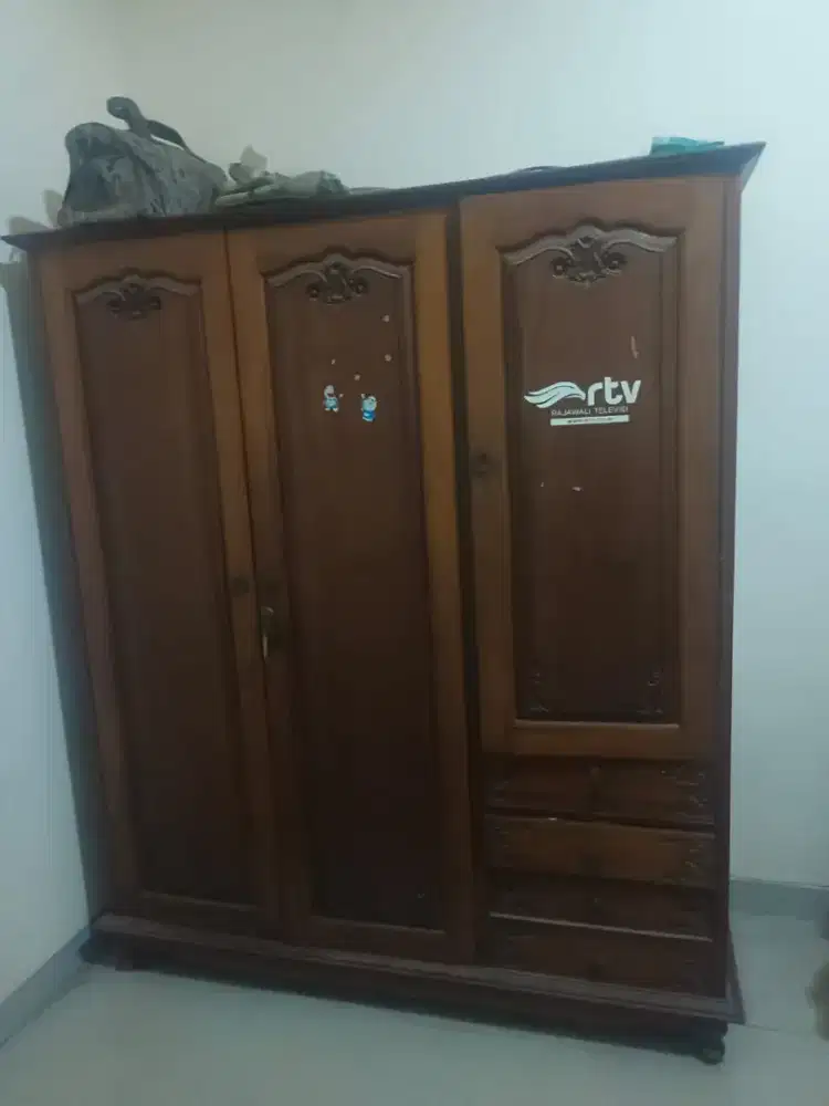 lemari pakaian kayu jati