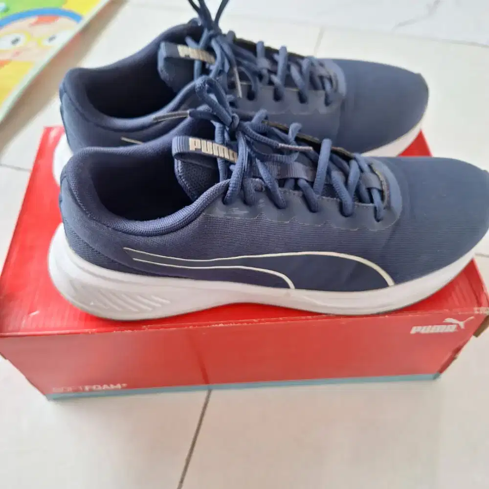 Sepatu lari Puma