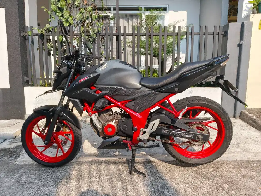 READY CB150R StreetFire Hitam Merah