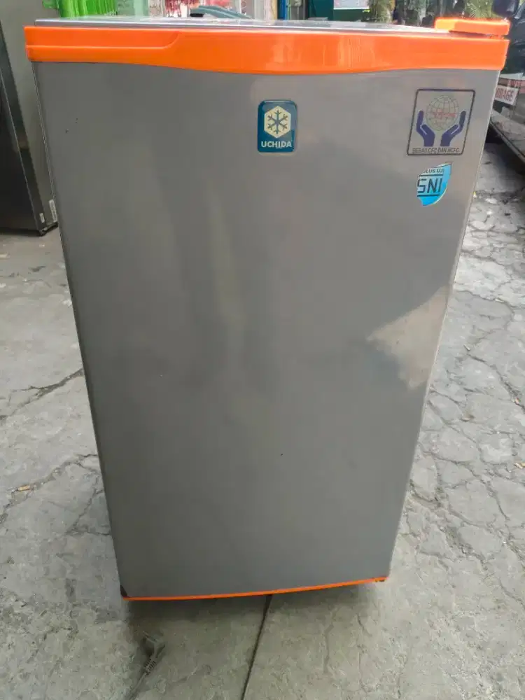 Kulkas 1 pintu Uchida kondisi normal dingin beku siap pakai