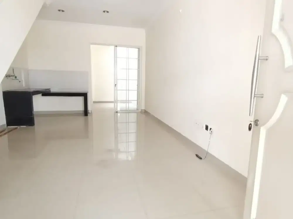 Disewakan Cepat Unit Langka Rumah Green lake City West Europe 4x15m, Siap Huni-Rapih