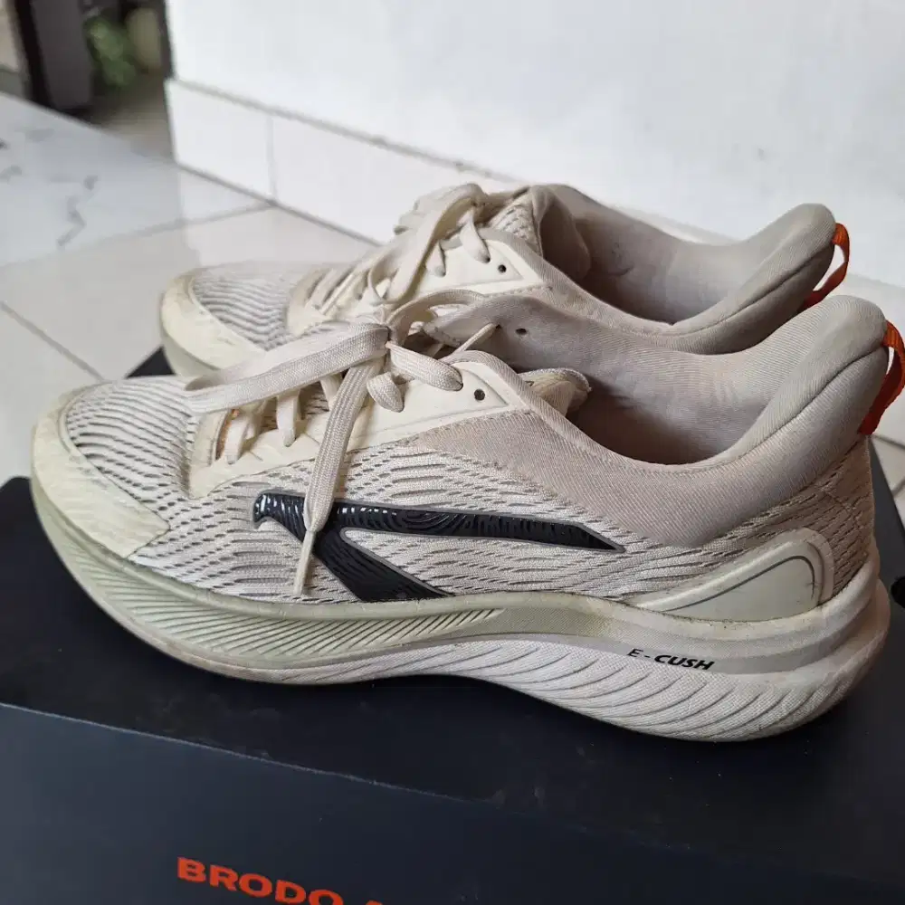 Sepatu Lari Brodo