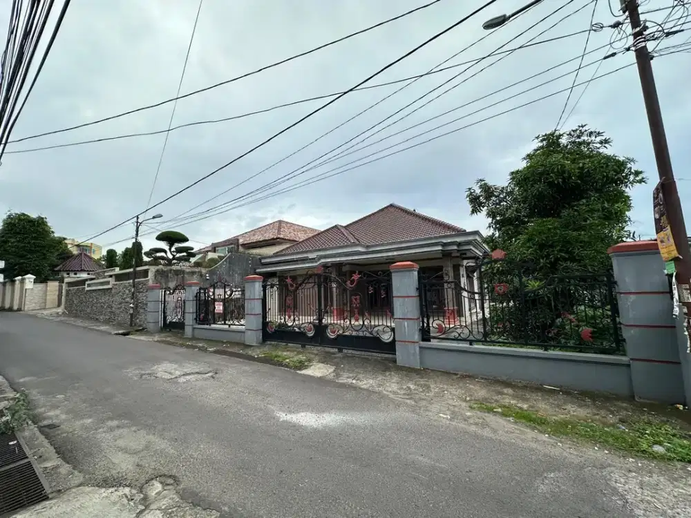 SEWA RUMAH BESAR PUSAT KOTA PALEMBANG - 2 Menit Ke RS Bunda Demang