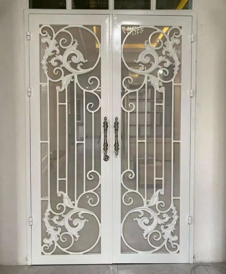 Pintu besi motip kelasik